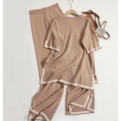 Conjunto con abertura en mangas y bajos